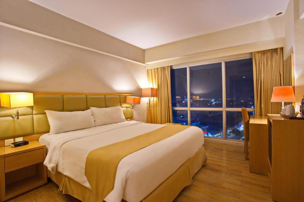Horison Ultima Semarang Hotel Exterior photo