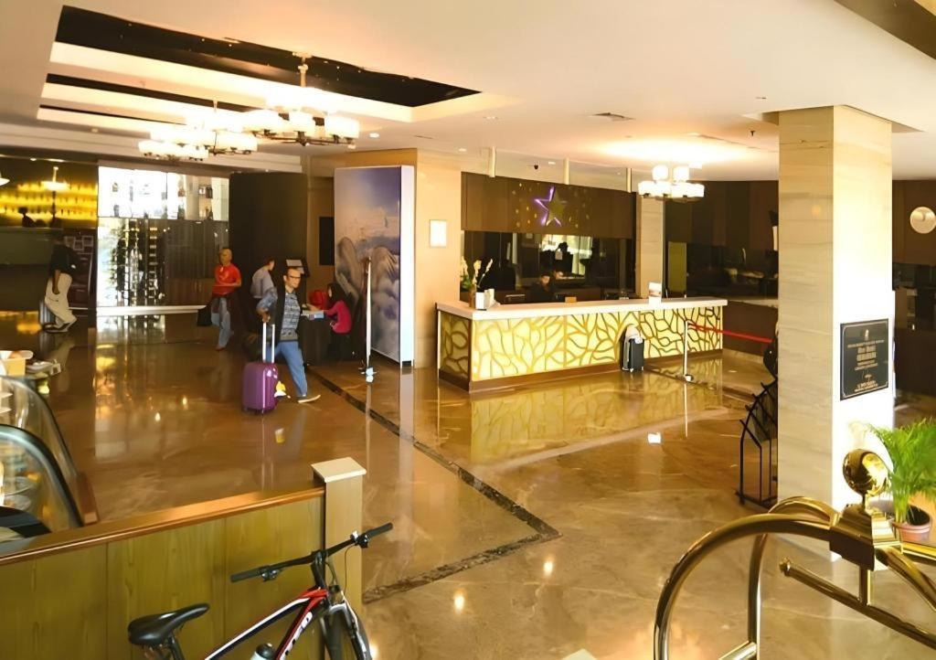 Horison Ultima Semarang Hotel Exterior photo